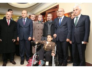 Başbakan’dan Felçli Çocuğa Anlamlı Hediye