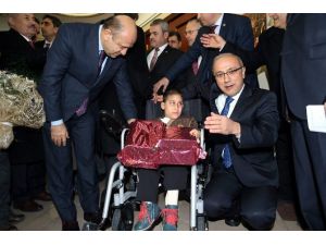 Başbakan’dan Felçli Çocuğa Anlamlı Hediye