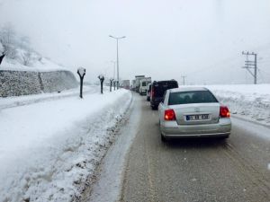 Düzce Akçakoca Yolu Kayan Tır Nedeniyle Kapandı