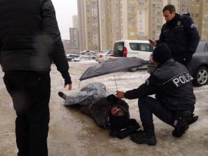 Buzda Kayıp Ayağını Kıran Öğrencinin İmdadına Polisler Yetişti