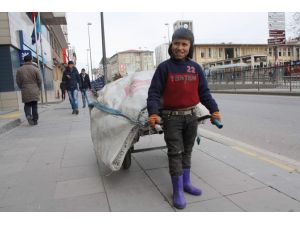 (Özel Haber) Suriyeli Çocuk Hurda Toplayarak Ailesini Geçindiriyor