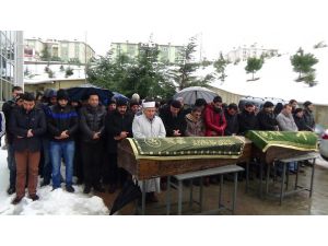 İzmitte Cinayet Kurbanı Anne İle Kızı Son Yolculuğuna Uğurlandı