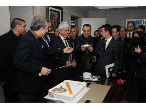 Bakan Eker’den Gazetecilere Pastalı Kutlama