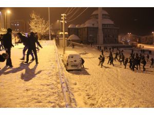 Üniversite Öğrencilerinden Kartopu Savaşı