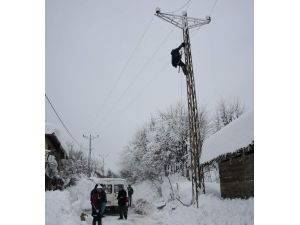 Kar-kış Demeden Elektrik İçin Ölüme Meydan Okuyorlar
