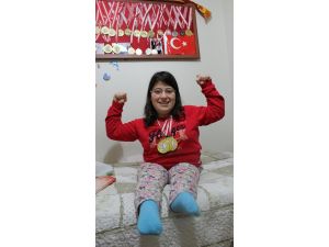 (Özel Haber) Yüzde 92 Bedensel Engelli Yüzücü, Başarıya Doymuyor