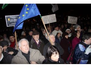 Macaristan’da Halk Sokağa Döküldü