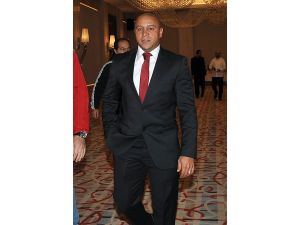 Akhisar, Roberto Carlos’a Kavuştu