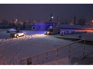 Yolda Kalan Ambulansın İmdadına Greyderler Yetişti