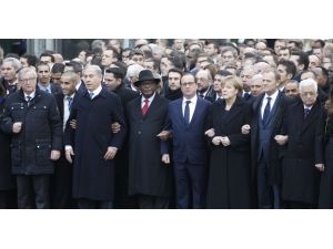Paristeki Tarihi Yürüyüş Başladı