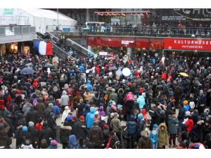 İsveçte Paris Saldırısı Protesto Edildi