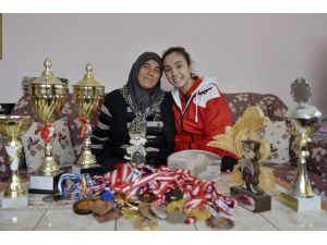 Elmadağlı Gençlerin Badminton Tutkusu