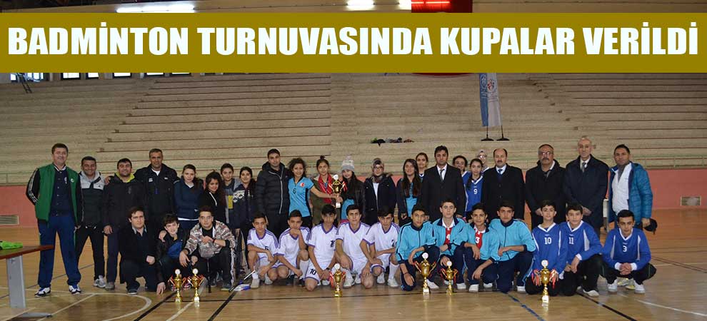 Badminton Turnuvasında Kupalar Verildi