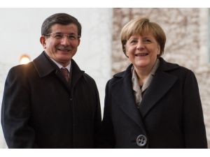 Başbakan Davutoğlu, Almanya’da Resmi Törenle Karşılandı