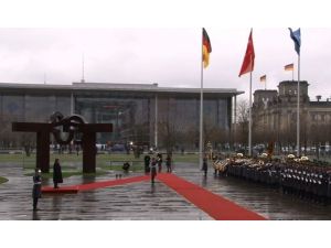 Başbakan Resmi Törenle Karşılandı