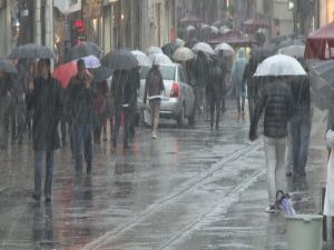 Taksim’de Kar Yağışı Başladı