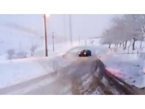 Karlı Yolda Tehlikeli Gösteri