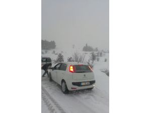 Kar Yağışından Kayan Tır Bilecik-bursa Yolu Trafiğe Kapadı