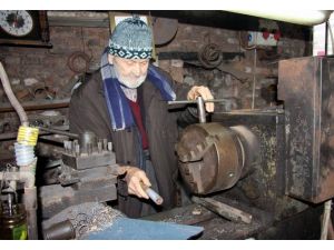 94 Yaşında Gençlerle Güreş Tutuyor
