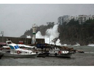 Antalya’da Tekneler Battı, Dalgalar 30 Metrelik Falezleri Aştı