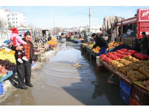 Yozgat’ta Kar Suları Pazar Yerini Göle Çevirdi