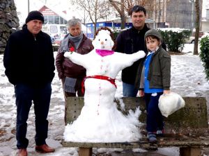 Kardan Yaptıkları Heykele Pamuk Kız Adını Verdiler