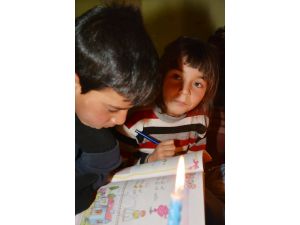 (Özel Haber) Mum Işığında Ders Çalışıp Ödev Yapıyorlar