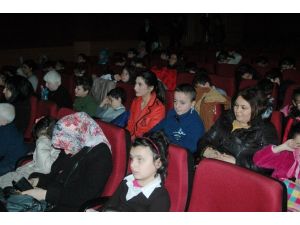 Görme Engelli Çocukların Sinema Keyfi