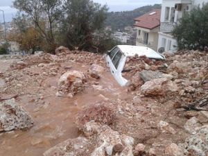 Araçlar Toprağa Gömüldü