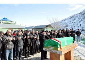 Damatlığıyla Toprağa Verildi