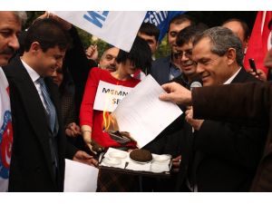 Memurlar Maaş Bordrolarını Ateşe Verdi