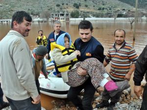 Sel Sebebiyle 3 Gündür Evinde Mahsur Kalan Görme Engelli Kadın Botla Kurtarıldı