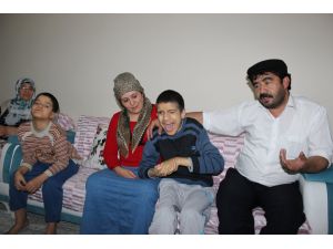 Çocukları İçin 24 Saat Nöbet Tutan Aile