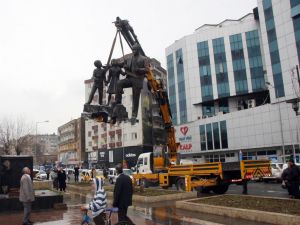 Diyarbakır’da Atatürk Heykeli Onarılmak İçin Kaldırıldı