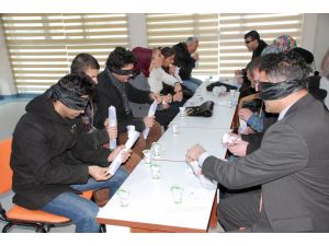 Gözlerini Bağlayıp Görme Engellilerle Yemek Yediler