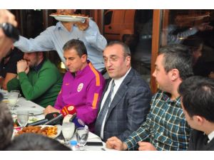 Hamzaoğlu Ve Albayrak Gazetecilerle Yemekte Buluştu