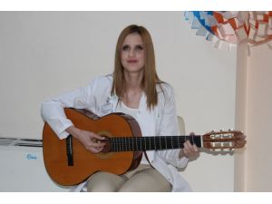 Görme Engelli Psikologdan Gitarlı Terapi