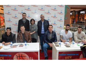 Trabzonspor Medical Park Oyuncuları İmza Gününde Taraftarlarla Buluştu