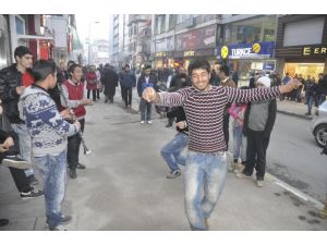 Sokak Ortasında Döktüre Döktüre Oynadılar