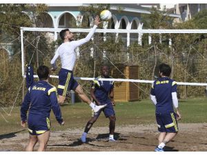 F.bahçeli Futbolcular Voleybolda Kapıştı