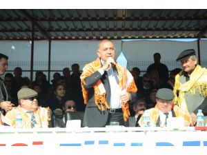 Siyasi İçerikli Konuşması Eleştirilen Gürsel Tekin, Alanı Terk Etti