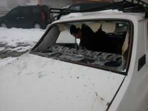 Çatıdan Düşen Karlar Otomobili Çökertti