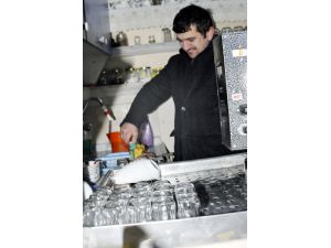Yıkarken Kırılan Bardaklar Yüzünden Hastanelik Olan Çaycıdan İlginç Buluş