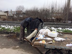 Çöpten Topladıkları Ekmeklerle Hayata Tutunuyorlar