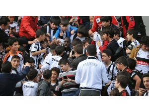 Demba Ba’dan Miniklere Jest