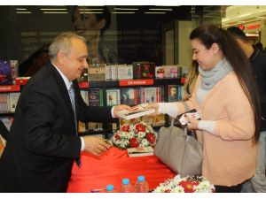 Sabri Uzun İn Kitabını İmzaladı