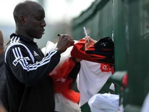 Demba Ba’dan Miniklere Jest