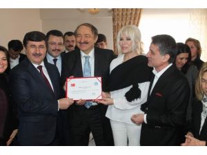 Ünlü Sanatçı Çocuk Evi Açılışına Katıldı