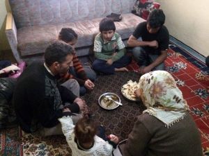 Çöpten Topladıkları Ekmeği Yiyorlar