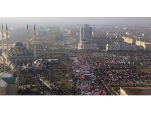 800 Bin Çeçen Charlie Hebdoyu Protesto Etti
